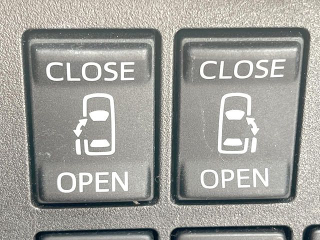 【両側パワースライドドア】スマートキーや運転席のスイッチで後席両側スライドドアの開閉が可能♪電動だから力を入れてドアを開ける必要が無く、小さなお子様でも簡単に開け閉めでき快適です♪