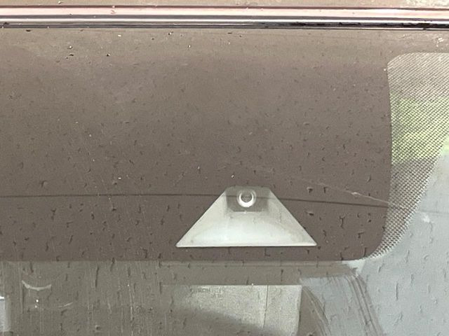 【エマージェンシーブレーキ】走行中に前方の車両等を認識し、衝突しそうな時は警報とブレーキで衝突回避と被害軽減をアシスト。より安全にドライブをお楽しみいただけます。