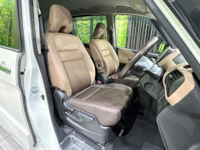 運転席シート廻りは使用感も少なく、良好な状態となっています。丁寧に使われていたことがよくわかりますね。
