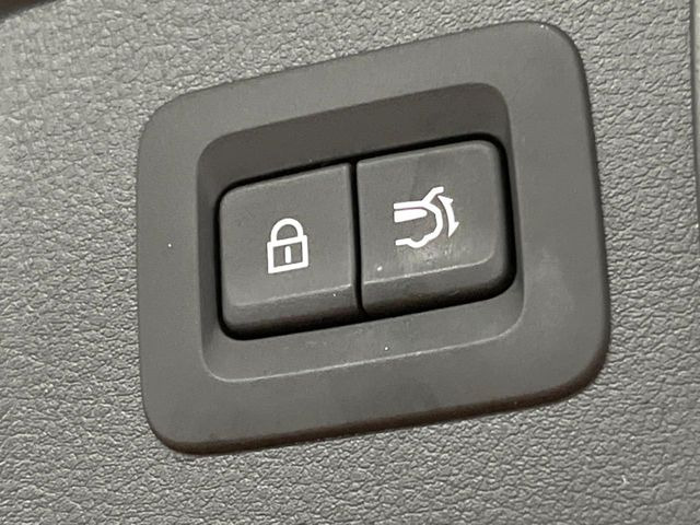 【パワーバックドア】スマートキーや運転席のボタンを押すだけでリアゲートが自動で開閉します!荷物を持っている時や、高い位置にあるバックドアを閉める際に便利な機能です♪