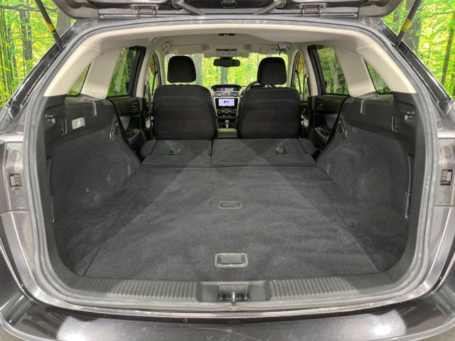 普段のお買い物や通勤、送迎等に十分な荷室スペースを確保しております。セカンドシートを倒すと、大きな荷物の積載も可能です♪
