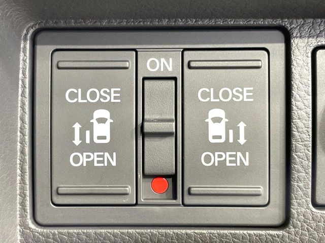 【両側パワースライドドア】スマートキーや運転席のスイッチで後席両側スライドドアの開閉が可能♪電動だから力を入れてドアを開ける必要が無く、小さなお子様でも簡単に開け閉めでき快適です♪