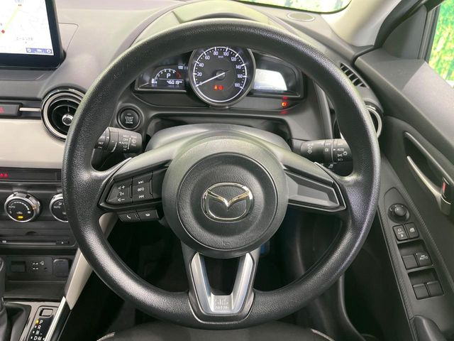 �C���e���A�ɍ��킹���f�U�C���̃X�e�A�����O�́A�^�]�������̂��Ƃ��l���A�^�]���₷���`��A�傫���ł��B�����x�A���ۂɐG���Ă��m���߂��������B