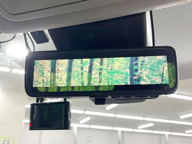 【デジタルインナーミラー】後席の大きな荷物や同乗者で後方が確認しづらい時でも安心!カメラが撮影した車両後方の映像をルームミラー内に表示。クリアな視界で状況の確認が可能です!