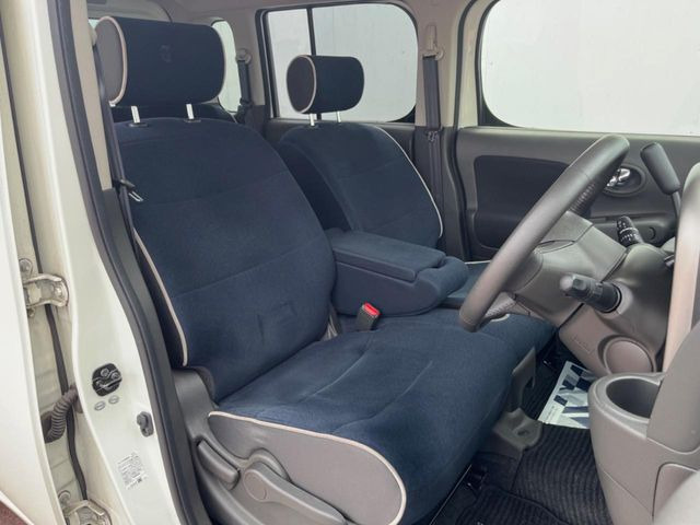 運転席シート廻りは使用感も少なく、良好な状態となっています。丁寧に使われていたことがよくわかりますね。
