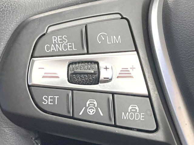 ●アクティブクルーズコントロール:前の車との車間距離を一定にとりつつ、一定速度で自動走行してくれる次世代のクルーズコントロール!主に高速道路や自動車専用道路で使用する便利な機能です!
