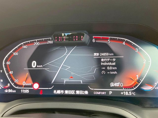 ●マルチディスプレイメーター:全体が液晶パネルとなっている先進的なメーターパネル。通常のスピードメーターとしての機能はもちろん、ナビ・オーディオ機能の確認・操作もでき、運転に集中しやすくなっります。