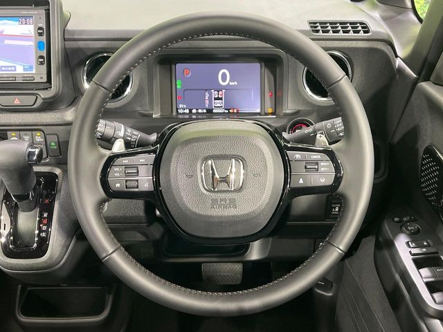 【ステアリングスイッチ】運転中、前方から目線をそらすことなく、オーディオ等の操作が可能な便利機能!安心&快適なドライブを演出してくれます♪