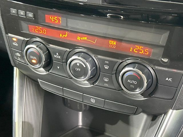 【オートエアコン】一度お好みの温度に設定すれば、車内の温度を検知し風量や温度を自動で調整。暑い&hellip;寒い&hellip;と何度もスイッチ操作をする必要はありません。快適な車内空間には必須の機能ですね♪
