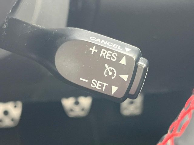 【クルーズコントロール】高速道路もラクラク走行。アクセルを離しても一定速度で走行ができ、長距離運転時の負担を軽減!加速・減速も簡単なスイッチ操作で調整できます。