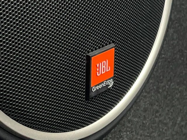 【JBLサウンドシステム】メーカーオプションの高品位サウンドシステムを搭載。専用のチューニングが施された大小様々なスピーカーから良質なサウンドが奏でられ、臨場感あふれる音響空間を演出します。