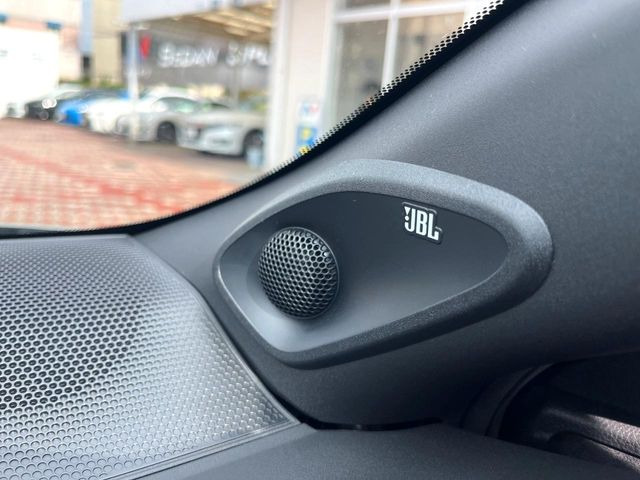 �yJBL�T�E���h�V�X�e���z���[�J�[�I�v�V�����̍��i�ʃT�E���h�V�X�e���𓋍ځB��p�̃`���[�j���O���{���ꂽ�召�l�X�ȃX�s�[�J�[����ǎ��ȃT�E���h���t�ł��A�Տꊴ���ӂ�鉹����Ԃ����o���܂��B