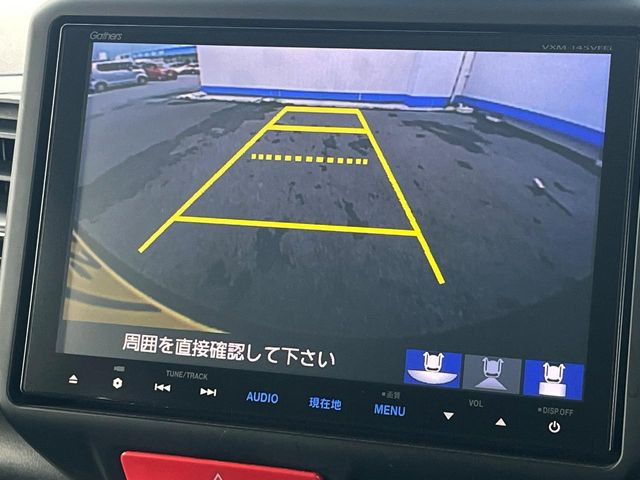【バックカメラ】駐車時に後方がリアルタイム映像で確認できます。大型商業施設や立体駐車場での駐車時や、夜間のバック時に大活躍!運転スキルに関わらず、今や必須となった装備のひとつです!