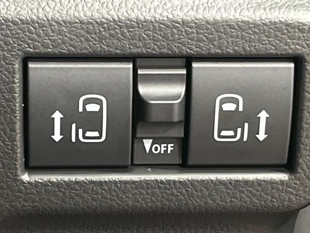 【両側スライドドア】駐車場で隣の車との間隔が狭く乗りにくい時、スライドドアなら安心!ドアオープン時も幅を取らず、開口部が広いので乗り降りがとっても簡単です。大きな荷物の出し入れも後席から可能♪