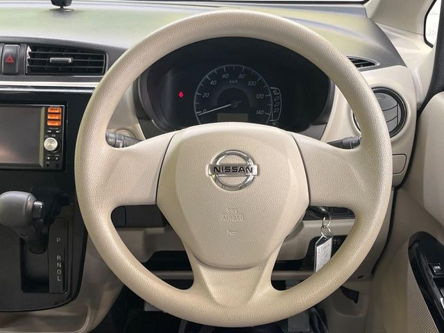 インテリアに合わせたデザインのステアリングは、運転される方のことも考え、運転しやすい形状、大きさです。是非一度、実際に触ってお確かめください。