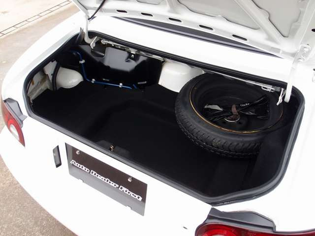 実走行16,500km!ワンオーナー車両の入庫。エアコンは新しいR134モデルに交換済みとなり、フロントタイヤ新品交換。リアタイヤも9分山残っております。修復歴も無い希少価値の高い一台となります