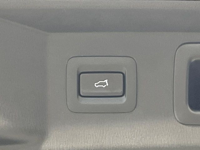 【パワーバックドア】スマートキーや運転席のボタンを押すだけでリアゲートが自動で開閉します!荷物を持っている時や、高い位置にあるバックドアを閉める際に便利な機能です♪