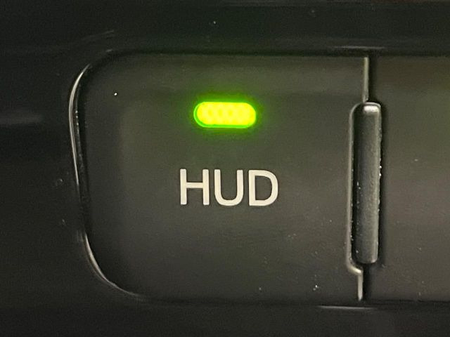【ヘッドアップディスプレイ】現在の速度や走行情報をデジタル表示で運転席前方のガラスに投影!運転中、目線をずらさず必要な情報を確認できるのでとっても便利で安心!