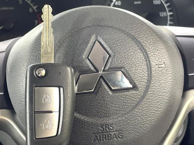 【キーレス】少し離れた場所からでもボタン一つでドアの開錠・施錠ができるのでとっても便利!ドアの鍵穴周りに傷をつけることもありません♪