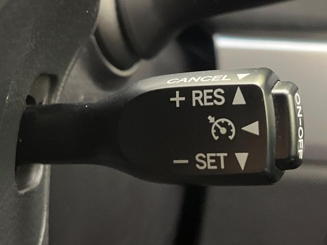 【クルーズコントロール】高速道路もラクラク走行。アクセルを離しても一定速度で走行ができ、長距離運転時の負担を軽減!加速・減速も簡単なスイッチ操作で調整できます。