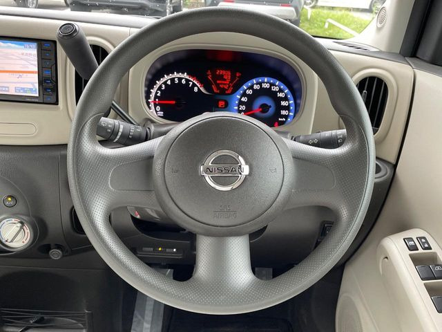 �C���e���A�ɍ��킹���f�U�C���̃X�e�A�����O�́A�^�]�������̂��Ƃ��l���A�^�]���₷���`��A�傫���ł��B�����x�A���ۂɐG���Ă��m���߂��������B