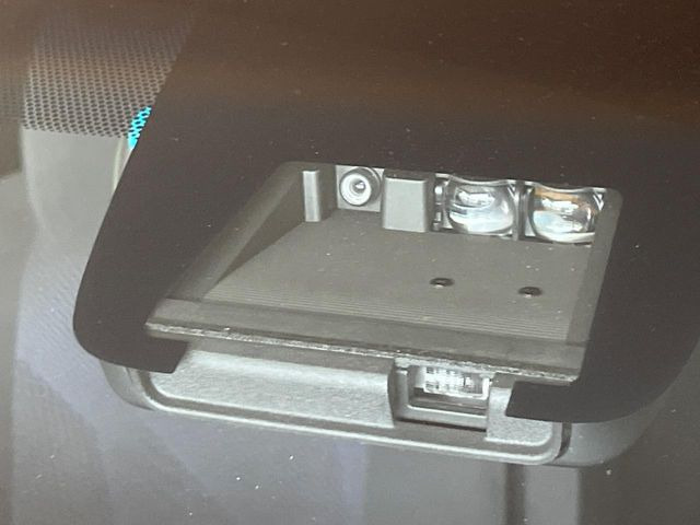 【トヨタセーフティセンス】走行中に前方の車両等を認識し、衝突しそうな時は警報とブレーキで衝突回避と被害軽減をアシスト。より安全にドライブをお楽しみいただけます。
