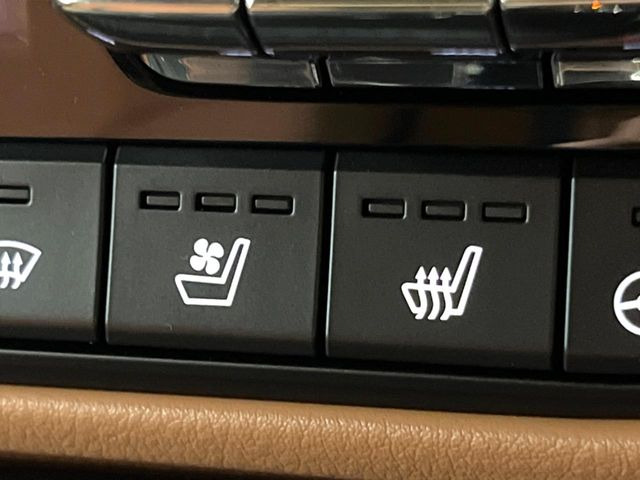 【シートベンチレーション】夏場は涼しい風でお尻や背中の熱やムレを防ぎ、冬はエアコンよりも早く温まってポカポカに!レザーシートにうれしい装備で、季節を問わず快適に過ごせます。