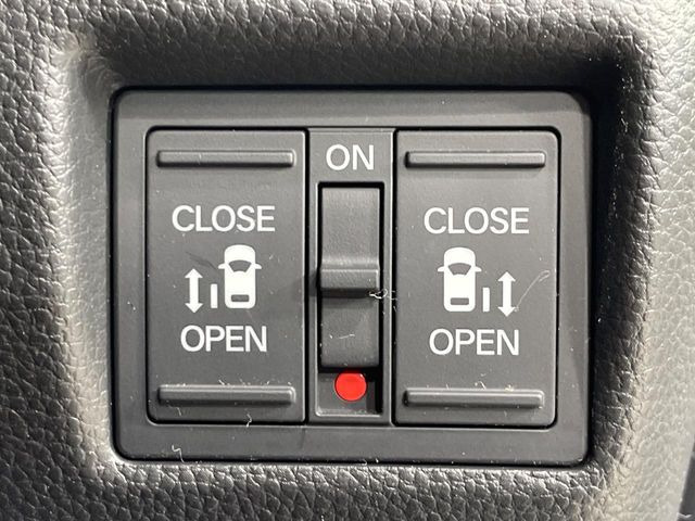 【両側パワースライドドア】スマートキーや運転席のスイッチで後席両側スライドドアの開閉が可能♪電動だから力を入れてドアを開ける必要が無く、小さなお子様でも簡単に開け閉めでき快適です♪
