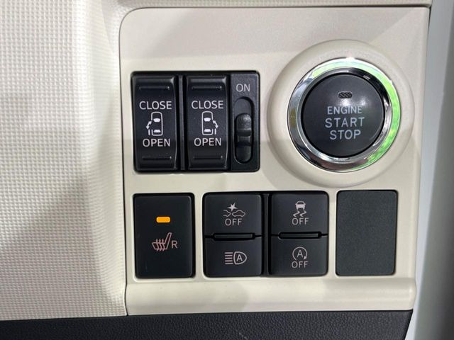 【両側パワースライドドア】スマートキーや運転席のスイッチで後席両側スライドドアの開閉が可能♪電動だから力を入れてドアを開ける必要が無く、小さなお子様でも簡単に開け閉めでき快適です♪