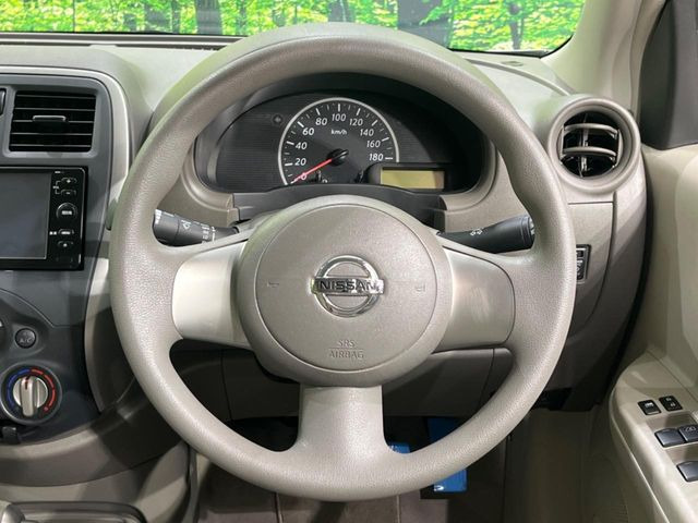 �C���e���A�ɍ��킹���f�U�C���̃X�e�A�����O�́A�^�]�������̂��Ƃ��l���A�^�]���₷���`��A�傫���ł��B�����x�A���ۂɐG���Ă��m���߂��������B