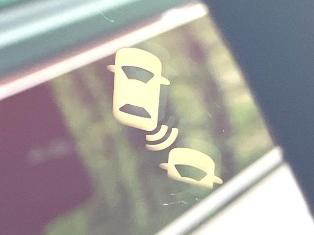 【ブラインドスポットインフォメーション】走行中、ドアミラーの死角になりやすい箇所に後続車が接近するとサイドミラー付近に警告を表示、ドライバーに注意喚起をしてくれます。