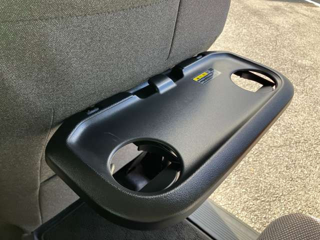 後部座席にはテーブルも装備されています!