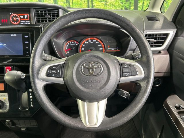 �C���e���A�ɍ��킹���f�U�C���̃X�e�A�����O�́A�^�]�������̂��Ƃ��l���A�^�]���₷���`��A�傫���ł��B�����x�A���ۂɐG���Ă��m���߂��������B