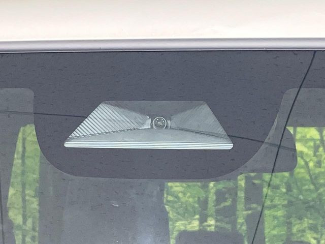【ホンダセンシング】走行中に前方の車両等を認識し、衝突しそうな時は警報とブレーキで衝突回避と被害軽減をアシスト。より安全にドライブをお楽しみいただけます。