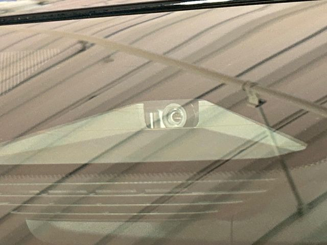 【プリクラッシュセーフティ】前方の車両等を検知し、衝突しそうな時は警報で注意を促し、ブレーキを踏む力をサポート。ブレーキを踏めなかった場合は衝突被害軽減ブレーキが作動、衝突回避をサポートします。