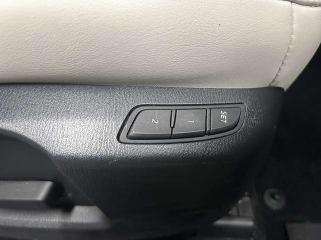【運転席ポジションメモリー付パワーシート】ワンタッチで記憶させていたシートの前後・リクライニングはもちろん、シートリフターも備えます☆快適なドライブをお楽しみ下さい♪
