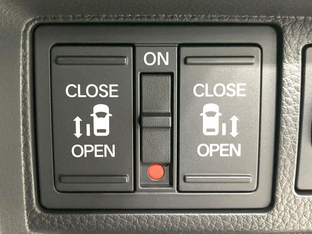 【両側パワースライドドア】スマートキーや運転席のスイッチで後席両側スライドドアの開閉が可能♪電動だから力を入れてドアを開ける必要が無く、小さなお子様でも簡単に開け閉めでき快適です♪