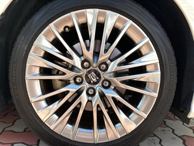 �y����18�C���`�A���~�z�C�[���z�O�ςɃ}�b�`���������A���~�z�C�[���𑕒����Ă���܂��B�e��ЊO�A���~�z�C�[����A�X�^�b�h���X�^�C�����戵�����Ă���܂��B���񂲑��k����������