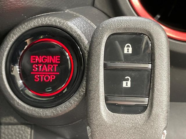 �yHonda�X�}�[�g�L�[�z�J�o����|�P�b�g�ɓ��ꂽ�܂܂ł��h�A�̎{���E�������\�ȃX�}�[�g�L�[�𑕔��B�G���W���̃I���E�I�t�����J�M�����o���K�v����������Ƃ��Ă��֗��ł���