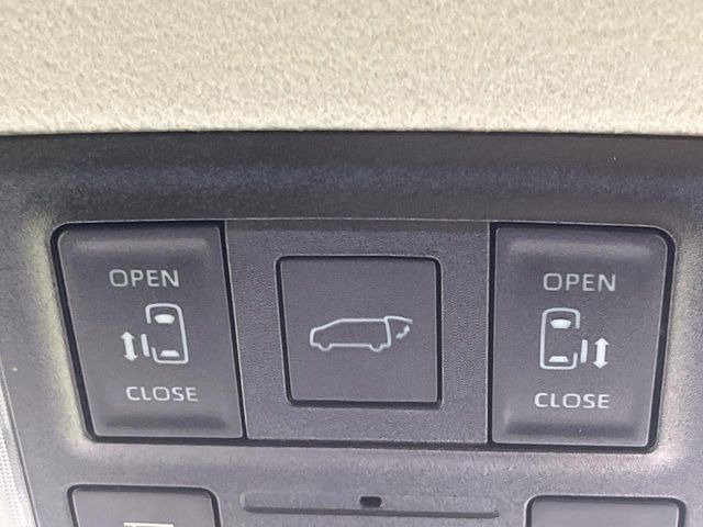 【両側パワースライドドア】スマートキーや運転席のスイッチで後席両側スライドドアの開閉が可能♪電動だから力を入れてドアを開ける必要が無く、小さなお子様でも簡単に開け閉めでき快適です♪