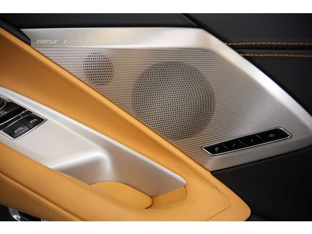 3LT�ɂ�BOSE�p�t�H�[�}���X�V���[�Y�𓋍ځB�L���r���e���ɔz�����X�s�[�J�[�����̓I�ȉ��������AV8�̃T�E���h�Ƃ͂܂��ʂ̖����݂�^���Ă���܂��B
