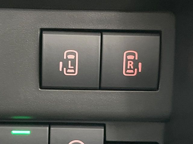【両側パワースライドドア】スマートキーや運転席のスイッチで後席両側スライドドアの開閉が可能♪電動だから力を入れてドアを開ける必要が無く、小さなお子様でも簡単に開け閉めでき快適です♪