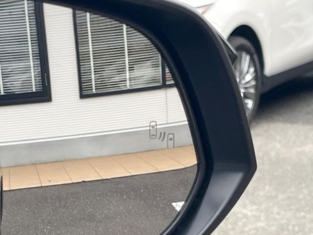 【ブラインドスポットモニター】走行中、ドアミラーの死角になりやすい箇所に後続車が接近するとサイドミラーのレンズに警告を表示!ドライバーに注意喚起をしてくれます。