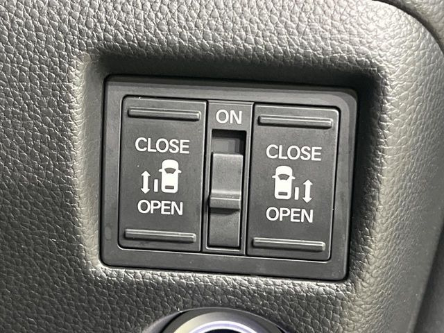 【両側パワースライドドア】スマートキーや運転席のスイッチで後席両側スライドドアの開閉が可能♪電動だから力を入れてドアを開ける必要が無く、小さなお子様でも簡単に開け閉めでき快適です♪