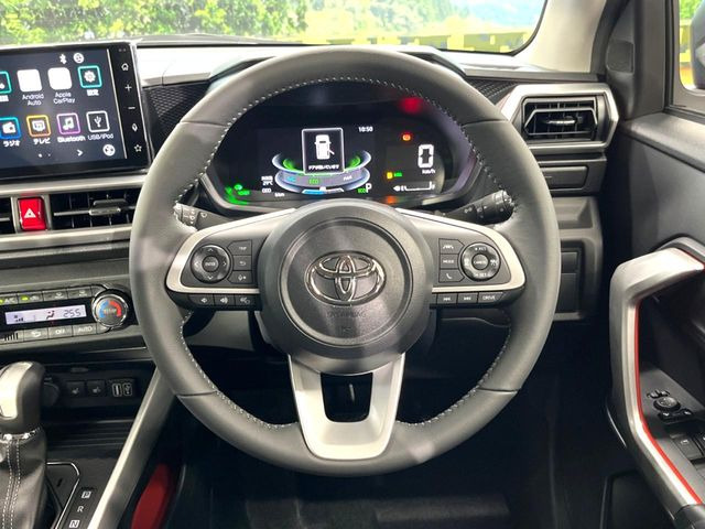 �C���e���A�ɍ��킹���f�U�C���̃X�e�A�����O�́A�^�]�������̂��Ƃ��l���A�^�]���₷���`��A�傫���ł��B�����x�A���ۂɐG���Ă��m���߂��������B