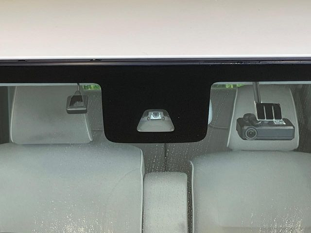 【スマートアシスト】走行中に前方の車両等を認識し、衝突しそうな時は警報とブレーキで衝突回避と被害軽減をアシスト。より安全にドライブをお楽しみいただけます。