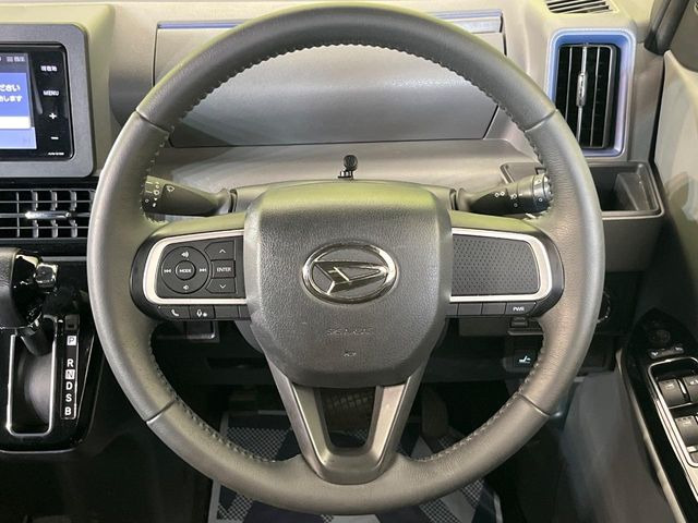 インテリアに合わせたデザインのステアリングは、運転される方のことも考え、運転しやすい形状、大きさです。是非一度、実際に触ってお確かめください。