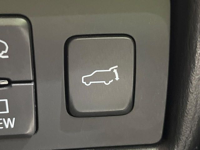 【パワーバックドア】スマートキーや運転席のボタンを押すだけでリアゲートが自動で開閉します!荷物を持っている時や、高い位置にあるバックドアを閉める際に便利な機能です♪