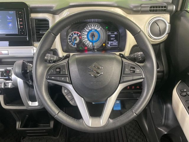 【純正革巻きステアリング】上質な革を使用することで、手にしっかり馴染みとても運転しやすいハンドルです♪