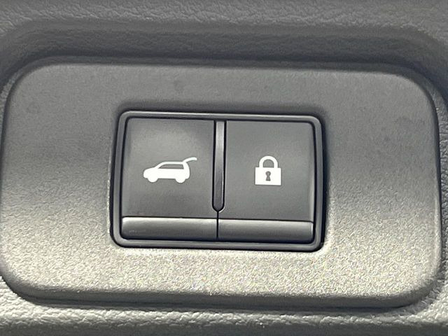 【パワーバックドア】スマートキーや運転席のボタンを押すだけでリアゲートが自動で開閉します!荷物を持っている時や、高い位置にあるバックドアを閉める際に便利な機能です♪